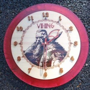 Horloge Murale Artisanale « Viking » – Bois Peuplier & Résine Époxy Rouge