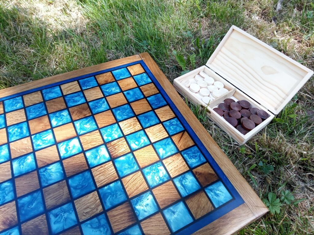 jeu de dames en chêne et epoxy , bois massif, epoxy, pions boite de rangement