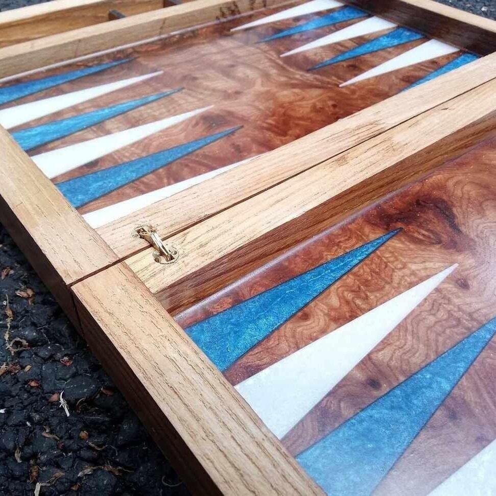 Backgammon de Luxe Artisanat – Chêne Massif, Orme Galeux & Époxy Bleu Turqoise – gros plan sur la finition