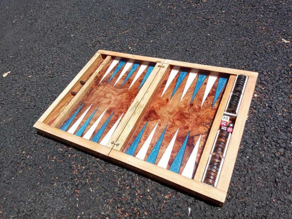 Backgammon de Luxe Artisanat – Chêne Massif, Orme Galeux & Époxy Bleu Turqoise