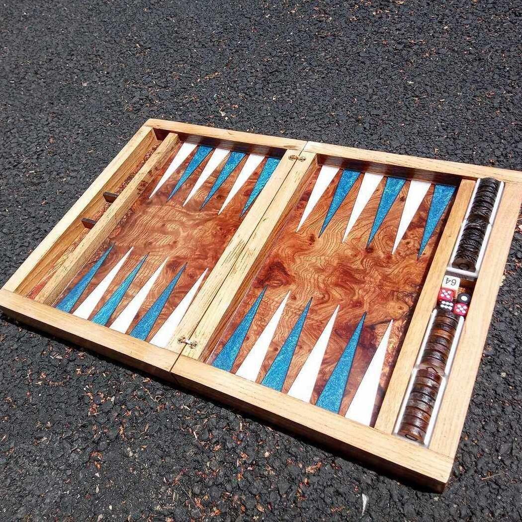 Backgammon de Luxe Artisanat – Chêne Massif, Orme Galeux & Époxy Bleu Turqoise