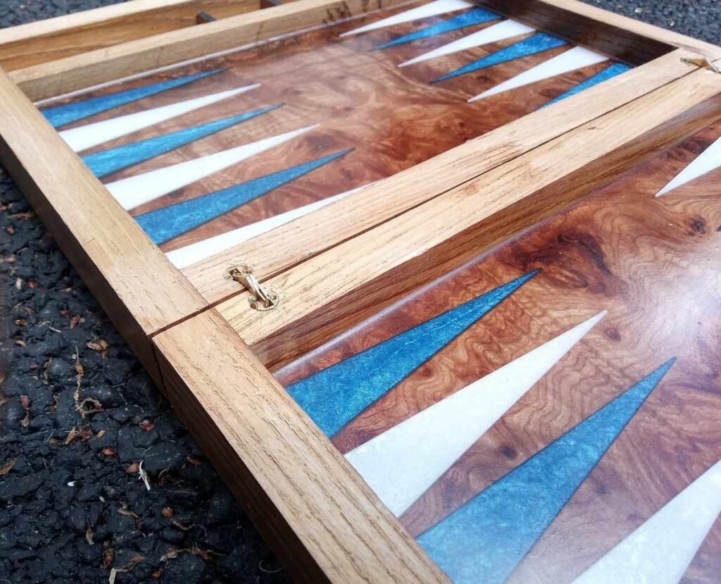 Backgammon de Luxe Artisanat – Chêne Massif, Orme Galeux & Époxy Bleu Turqoise