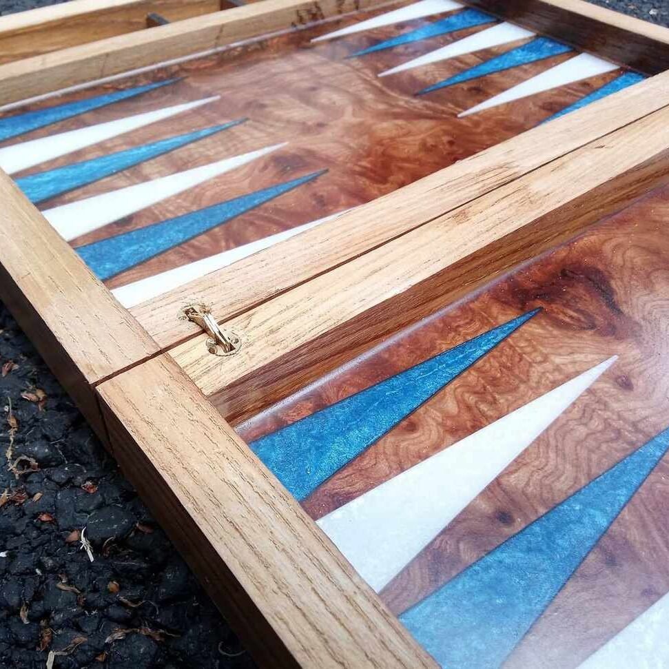 Backgammon de Luxe Artisanat – Chêne Massif, Orme Galeux & Époxy Bleu Turqoise