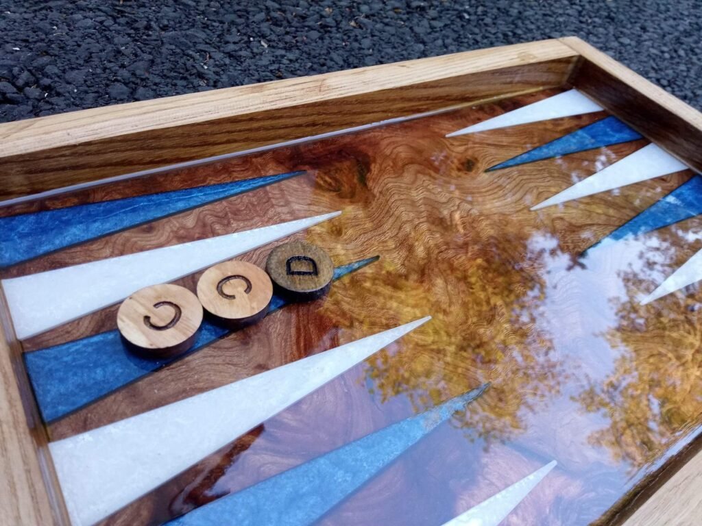 Backgammon de Luxe Artisanat – Chêne Massif, Orme Galeux & Époxy Bleu Turqoise