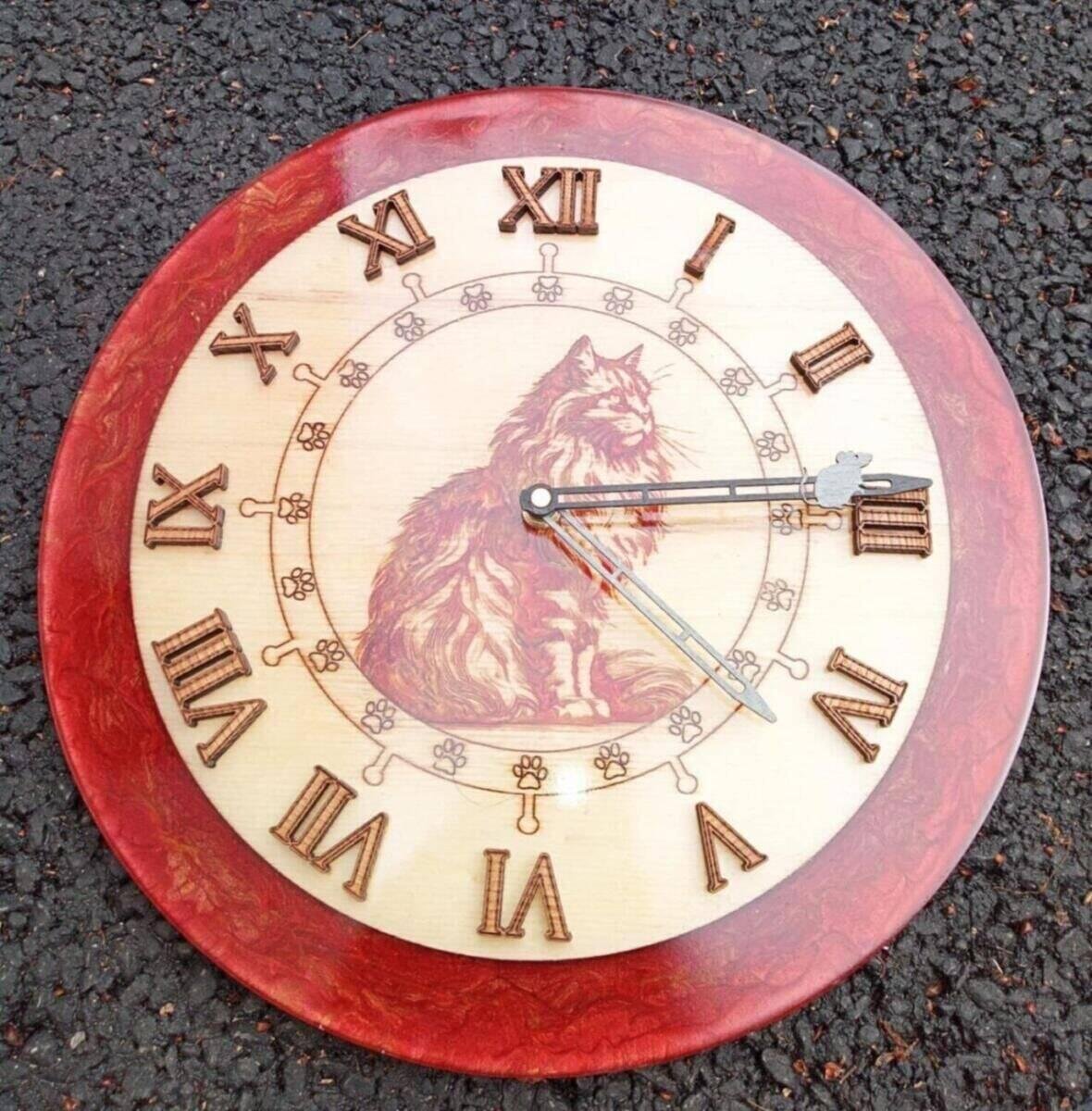 horloge chat en peuplier et epoxy Ø35cm – vue de détail