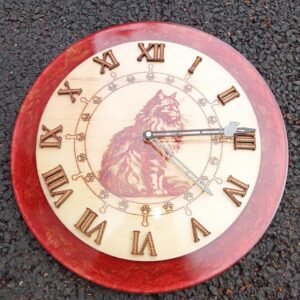 horloge chat en peuplier et epoxy Ø35cm – vue de détail