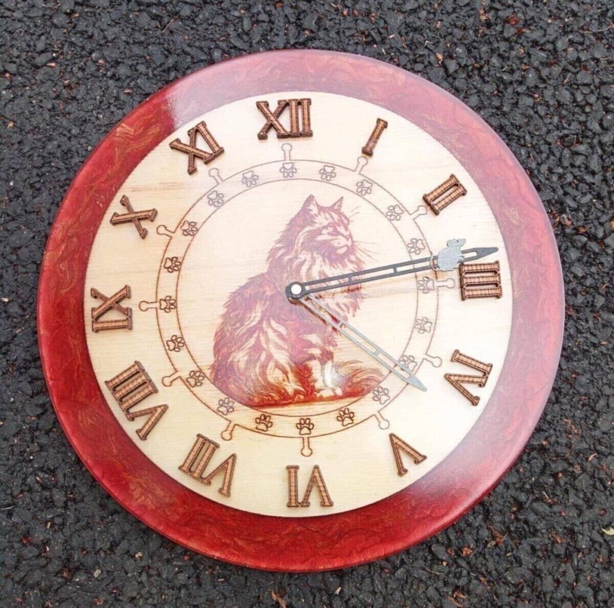 horloge chat en peuplier et epoxy Ø35cm