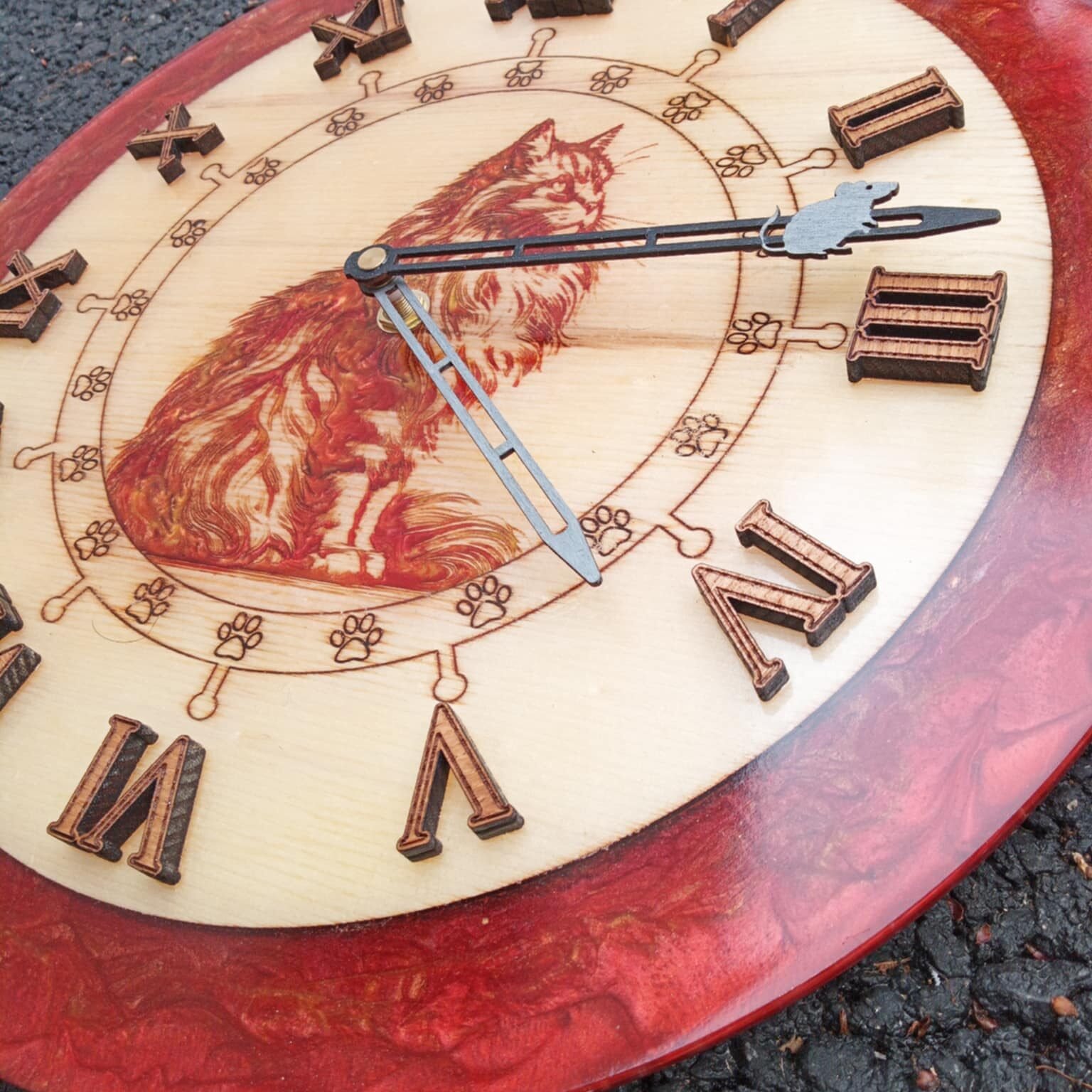 horloge chat en peuplier et epoxy Ø35cm