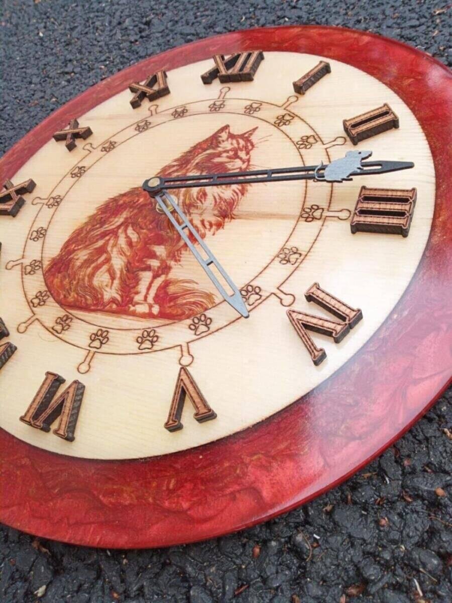 horloge chat en peuplier et epoxy Ø35cm – vue d’ensemble