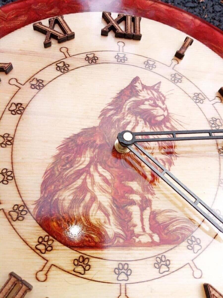 horloge chat en peuplier et epoxy Ø35cm – gros plan sur la finition