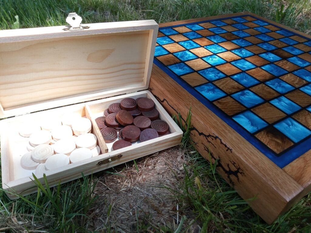 Jeu de Dames Luxe Chêne Massif & Époxy Bleu – Artisanat Design