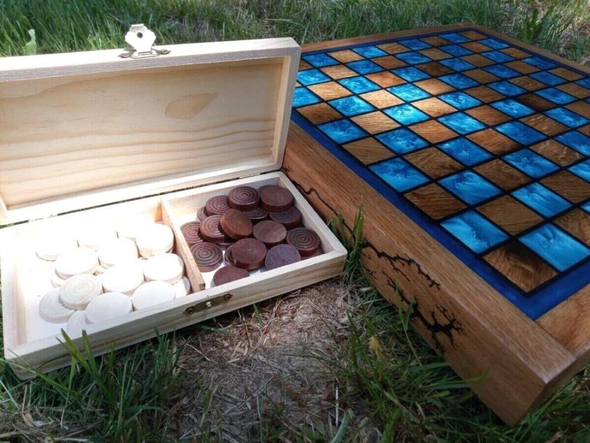 Jeu de Dames Luxe Chêne Massif & Époxy Bleu – Artisanat Design – vue d’ensemble