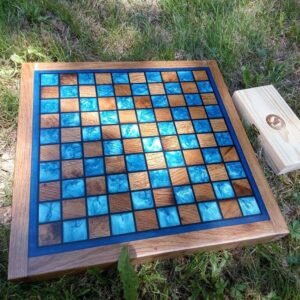 Jeu de Dames Luxe Chêne Massif & Époxy Bleu – Artisanat Design
