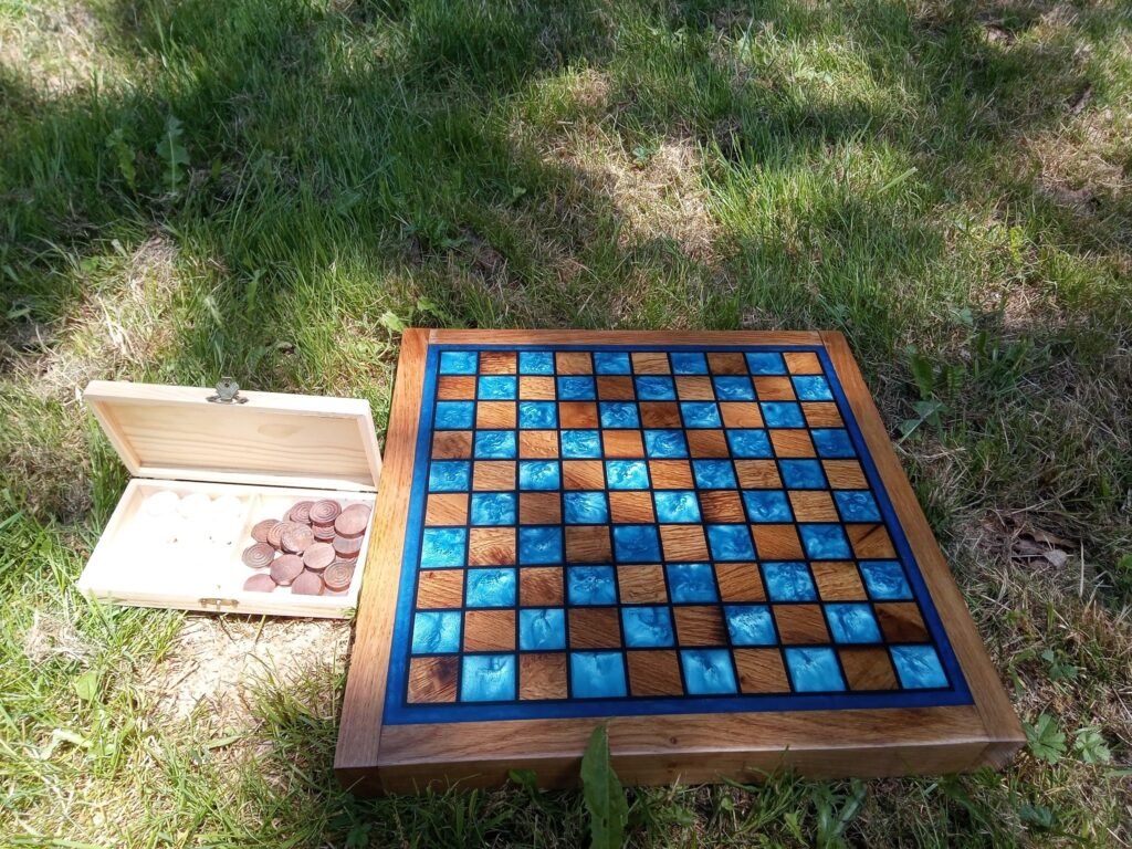 Jeu de Dames Luxe Chêne Massif & Époxy Bleu – Artisanat Design