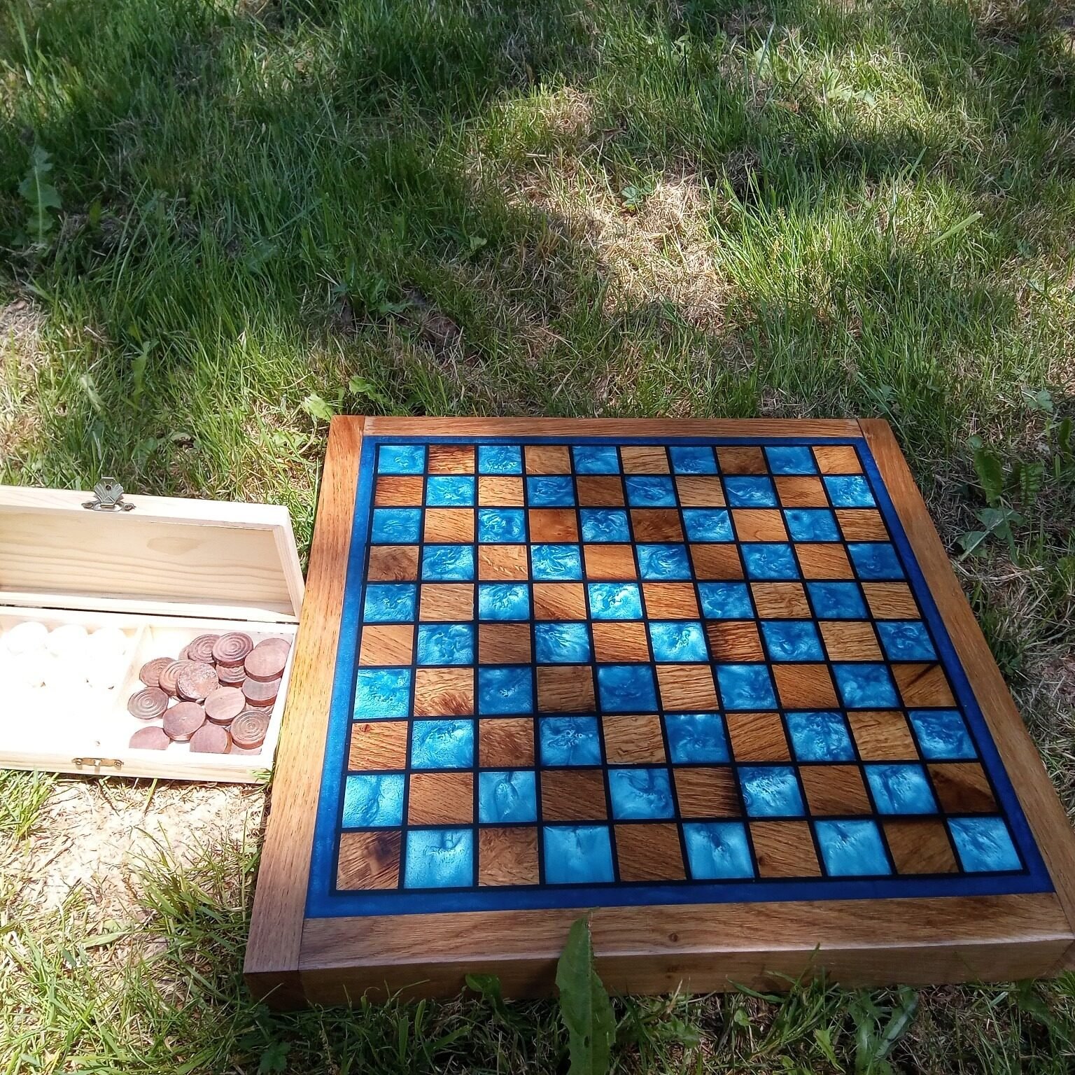 Jeu de Dames Luxe Chêne Massif & Époxy Bleu – Artisanat Design