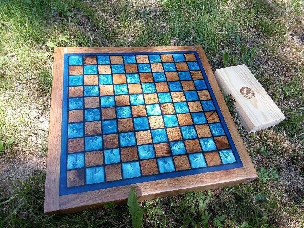 Jeu de Dames Luxe Chêne Massif & Époxy Bleu – Artisanat Design
