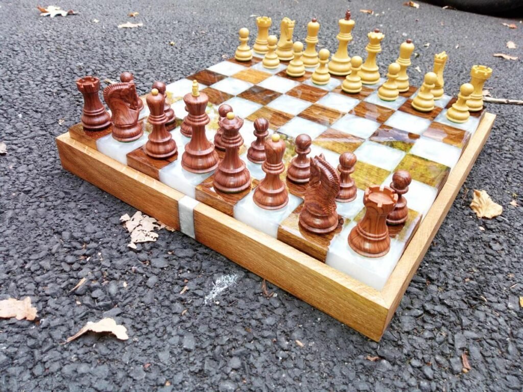 echiquier en bois et epoxy