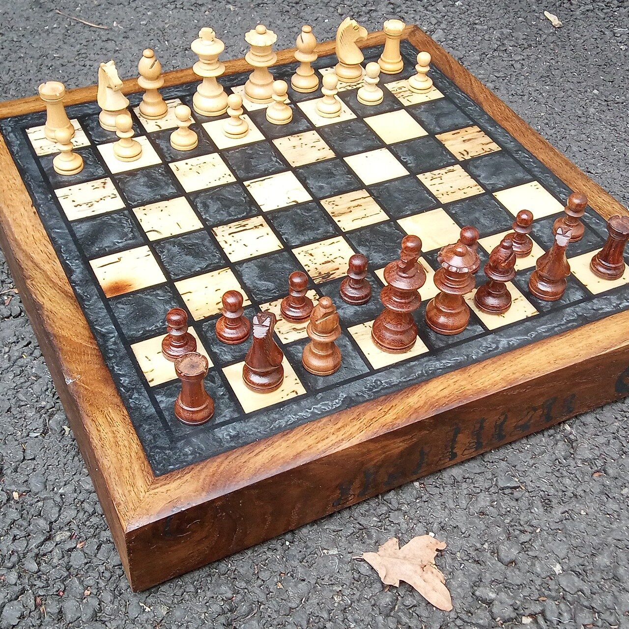 echiquier en bois et epoxy