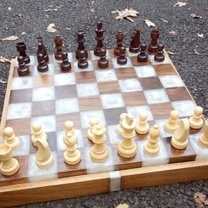 echiquier en bois et epoxy