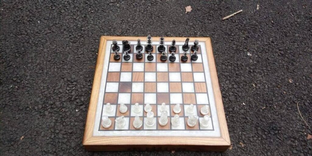 Plateau d’Échecs Luxe Chêne Massif & Époxy Blanc Nacré – Fait Main