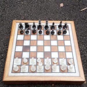 Plateau d&rsquo;Échecs Luxe Chêne Massif & Époxy Blanc Nacré – Fait Main
