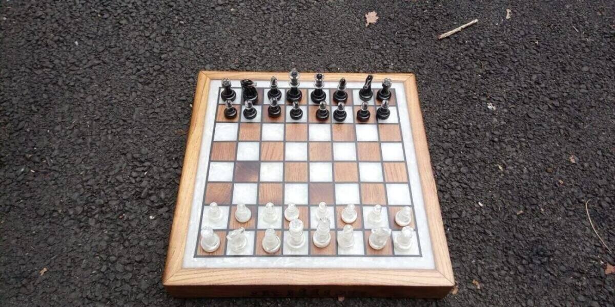 Plateau d’Échecs Luxe Chêne Massif & Époxy Blanc Nacré – Fait Main