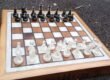 Plateau d’Échecs Luxe Chêne Massif & Époxy Blanc Nacré – Fait Main – vue de détail