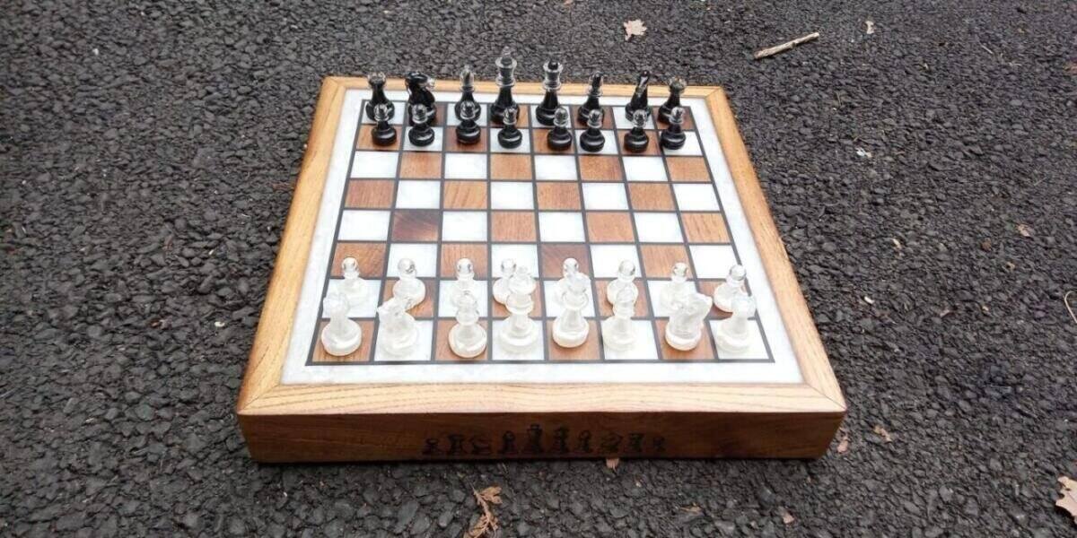 Plateau d’Échecs Luxe Chêne Massif & Époxy Blanc Nacré – Fait Main – vue d’ensemble
