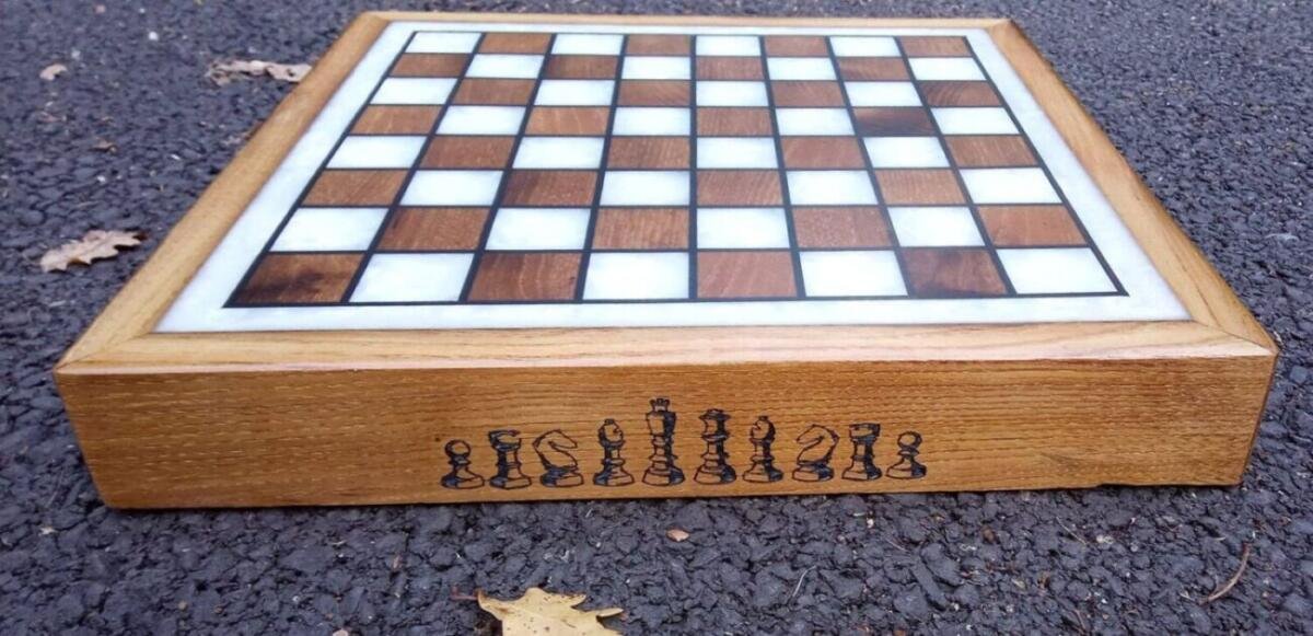 Plateau d’Échecs Luxe Chêne Massif & Époxy Blanc Nacré – Fait Main – gros plan sur la finition