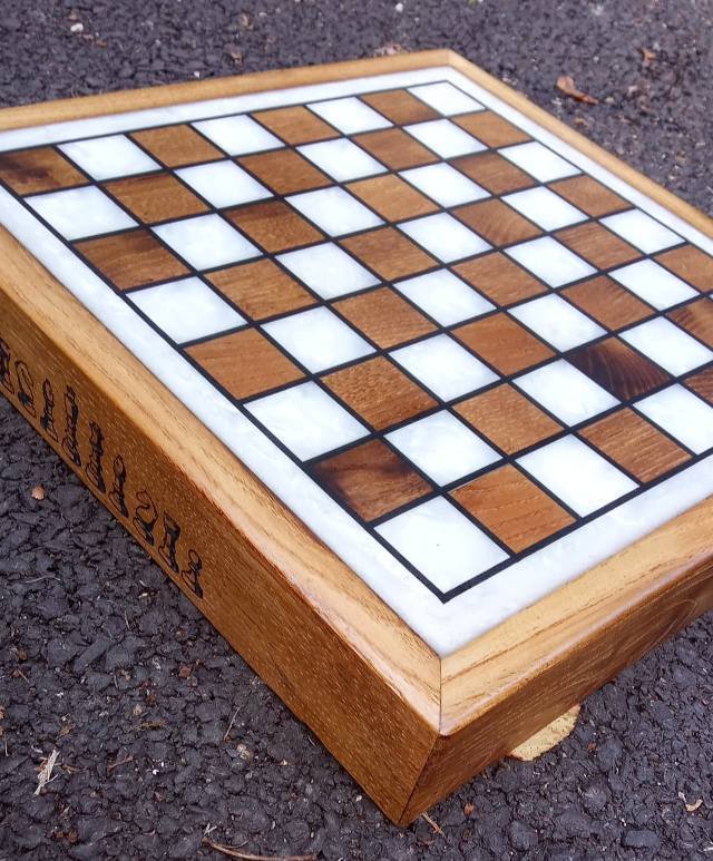 Plateau d’Échecs Luxe Chêne Massif & Époxy Blanc Nacré – Fait Main – vue de côté