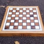 Plateau d’Échecs Luxe Chêne Massif & Époxy Blanc Nacré – Fait Main – mise en situation