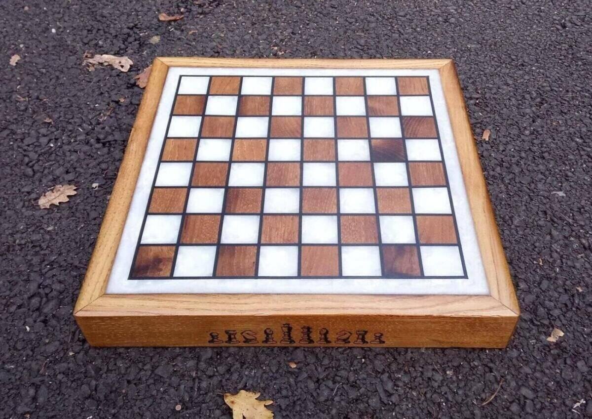 Plateau d’Échecs Luxe Chêne Massif & Époxy Blanc Nacré – Fait Main – mise en situation