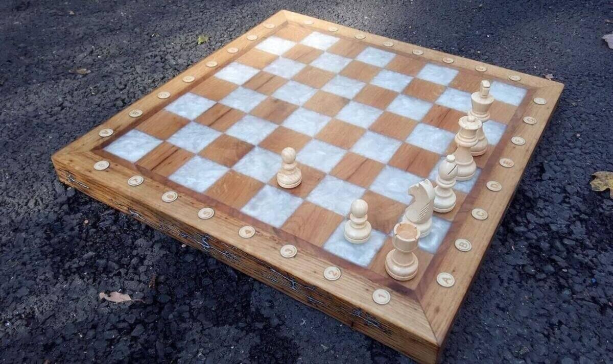 Jeu d’Échecs Luxe Taille 5 en Chêne, Époxy Blanc Nacré et Boîte Rangement Personnalisée – vue de détail