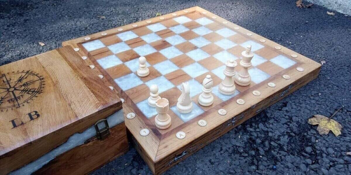Jeu d’Échecs Luxe Taille 5 en Chêne, Époxy Blanc Nacré et Boîte Rangement Personnalisée – vue d’ensemble