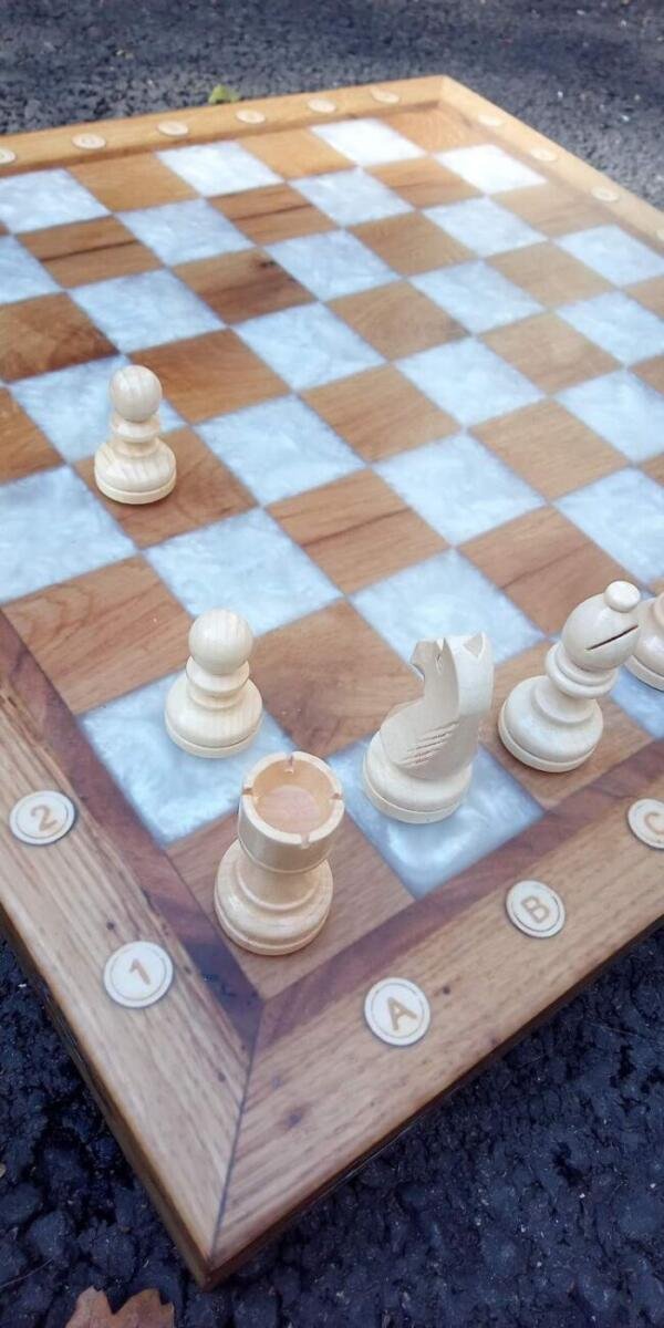 Jeu d’Échecs Luxe Taille 5 en Chêne, Époxy Blanc Nacré et Boîte Rangement Personnalisée – gros plan sur la finition