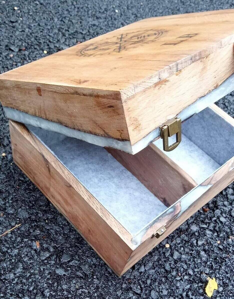 Jeu d’Échecs Luxe Taille 5 en Chêne, Époxy Blanc Nacré et Boîte Rangement Personnalisée – vue de côté
