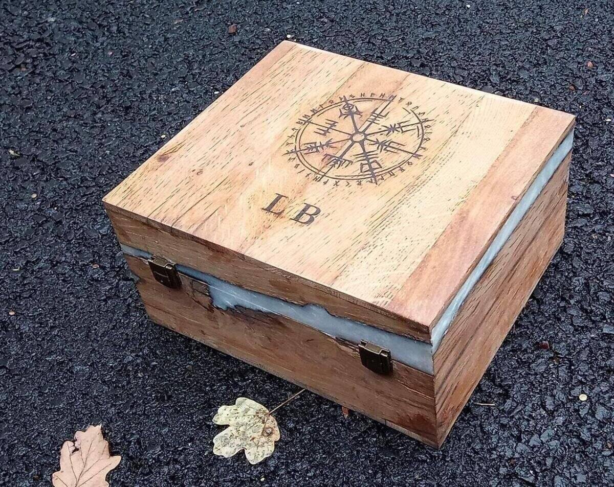 Jeu d’Échecs Luxe Taille 5 en Chêne, Époxy Blanc Nacré et Boîte Rangement Personnalisée – mise en situation