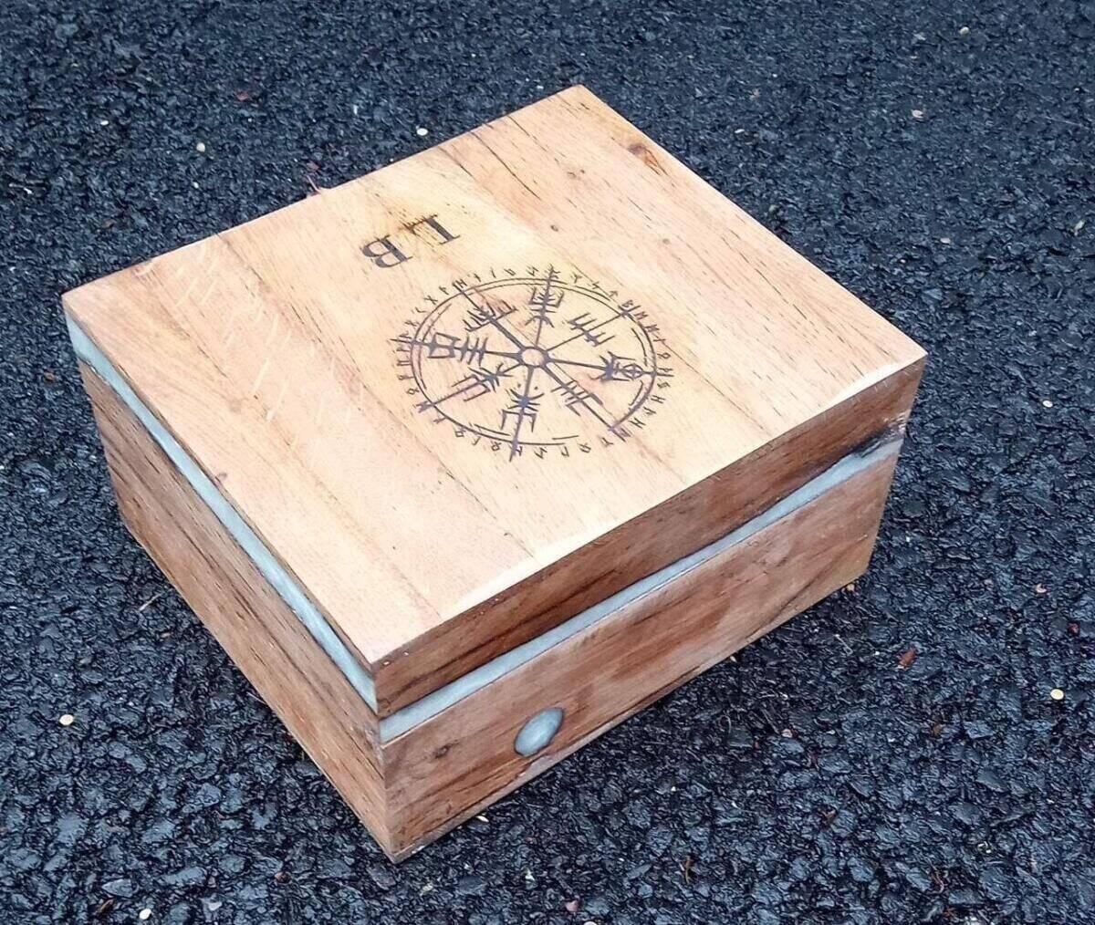 Jeu d’Échecs Luxe Taille 5 en Chêne, Époxy Blanc Nacré et Boîte Rangement Personnalisée – vue 7