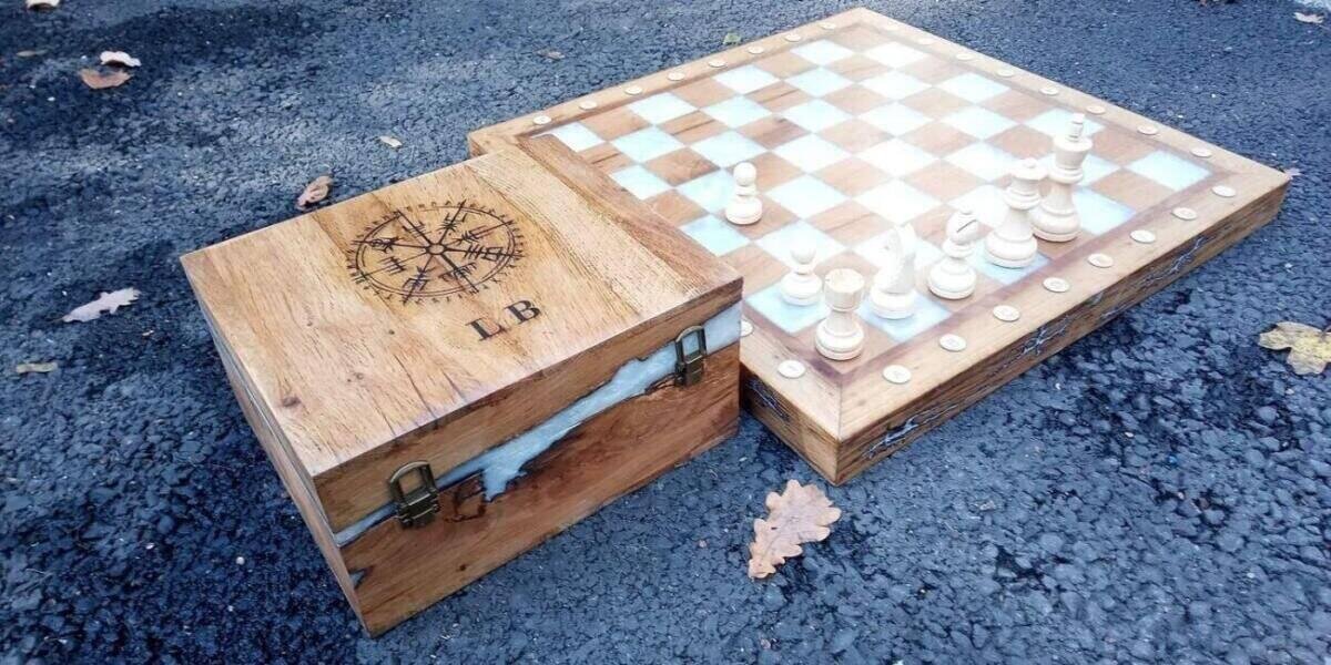 Jeu d’Échecs Luxe Taille 5 en Chêne, Époxy Blanc Nacré et Boîte Rangement Personnalisée