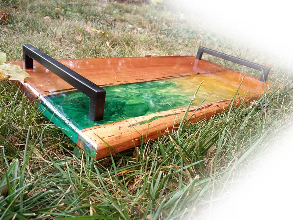 plateau de service en merisier et epoxy vert jaune