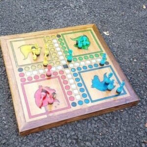 Jeu des Petits Chevaux en bois personnalisable bleu – vue de détail