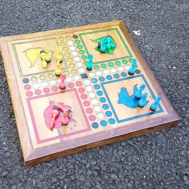 Jeu des Petits Chevaux en bois  personnalisable bleu – vue d’ensemble