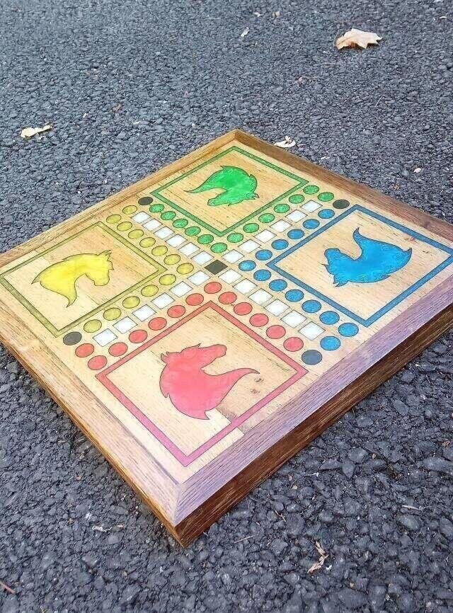 Jeu des Petits Chevaux en bois  personnalisable bleu – gros plan sur la finition