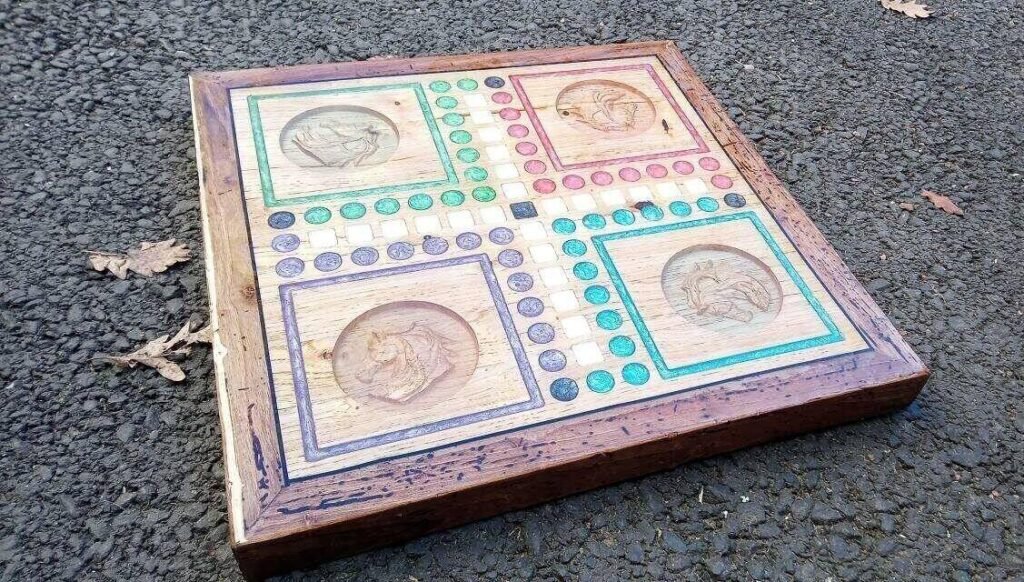 Jeu des Petits Chevaux en bois  personnalisable  3D – vue de côté