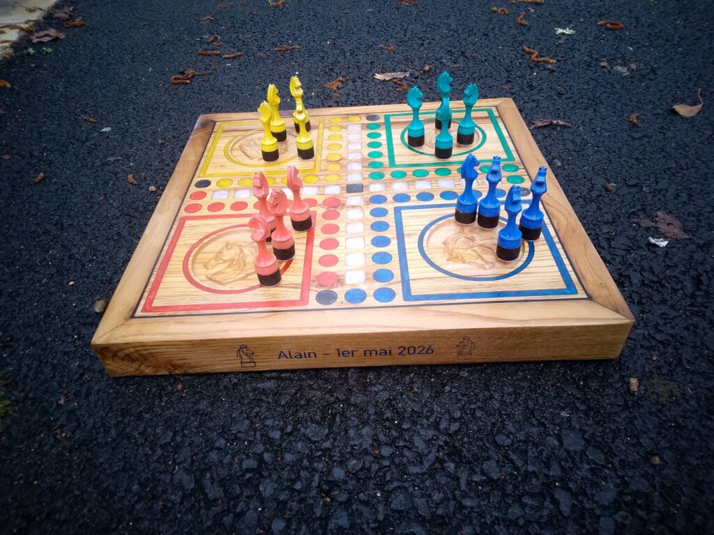 Jeu petits chevaux bois et époxy personnalisable