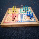 640163121_1279197567389340_3361146829526747524_n Jeu petits chevaux bois et époxy personnalisable