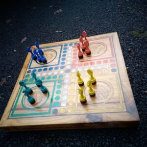 Jeu des Petits Chevaux en bois  massif – vue de détail