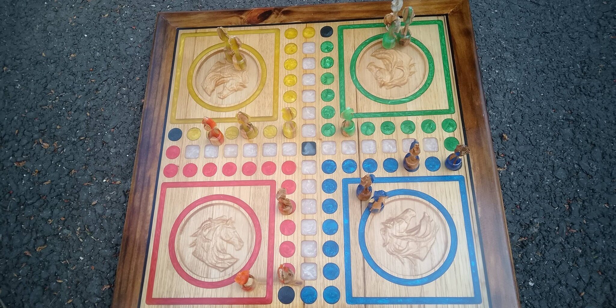 Jeu petits chevaux bois et époxy personnalisable