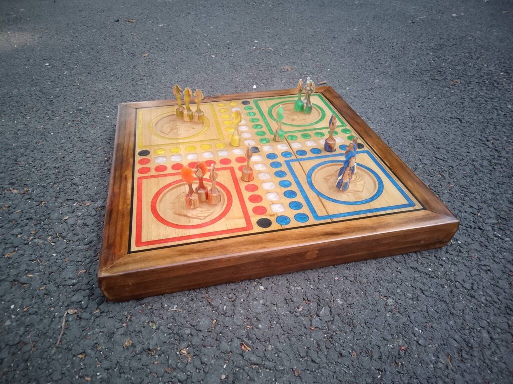 Jeu petits chevaux bois et époxy personnalisable