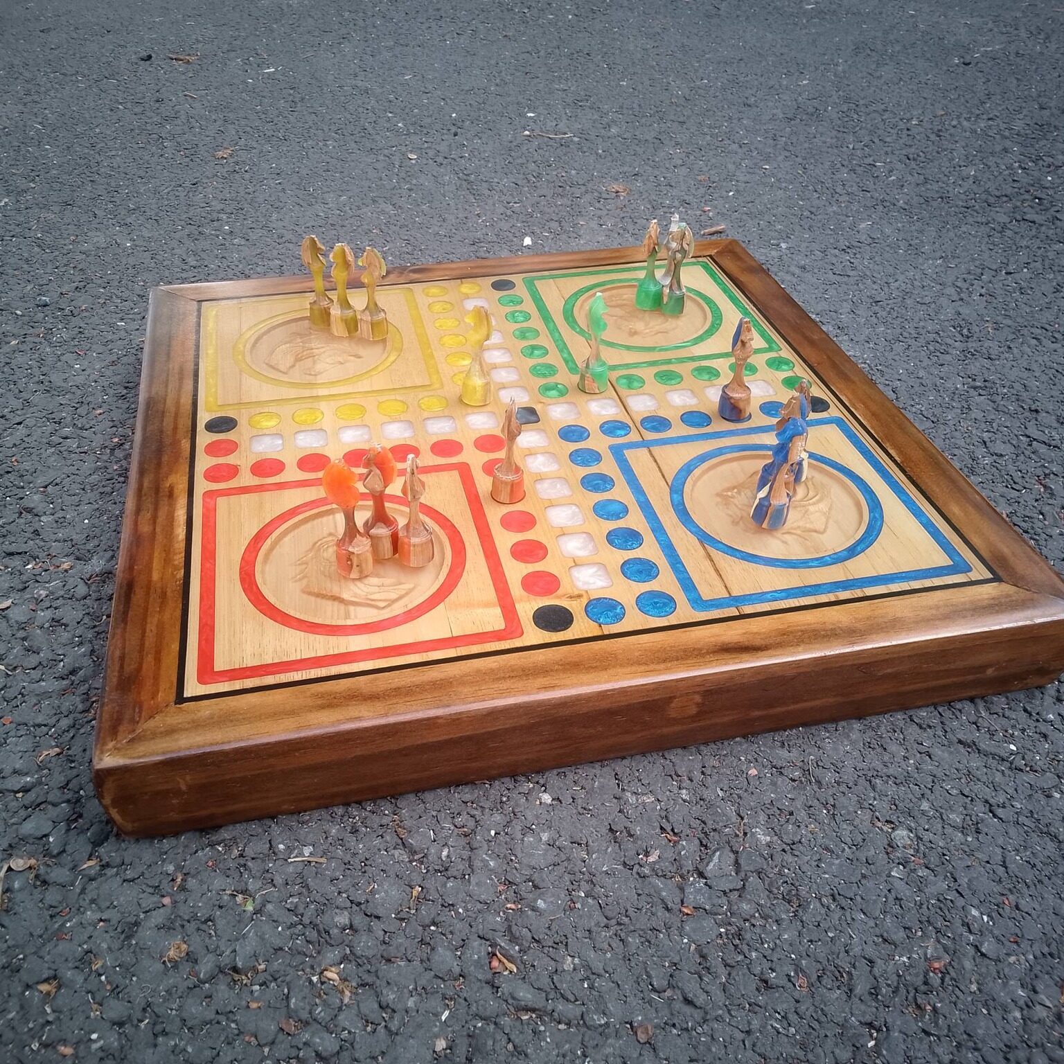 Jeu petits chevaux bois et époxy personnalisable